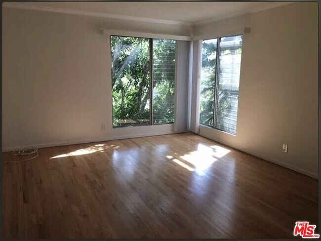 Building Photo - 1438 S Barrington Ave