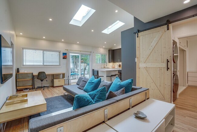 Building Photo - 12042 Sylvester St