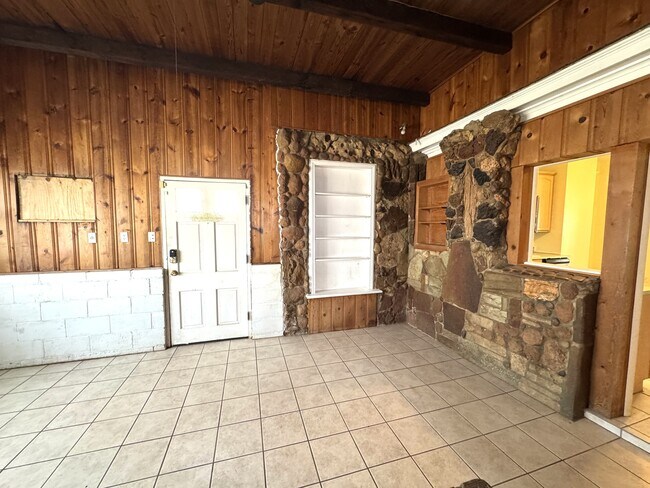 Building Photo - 624 N Wentz St