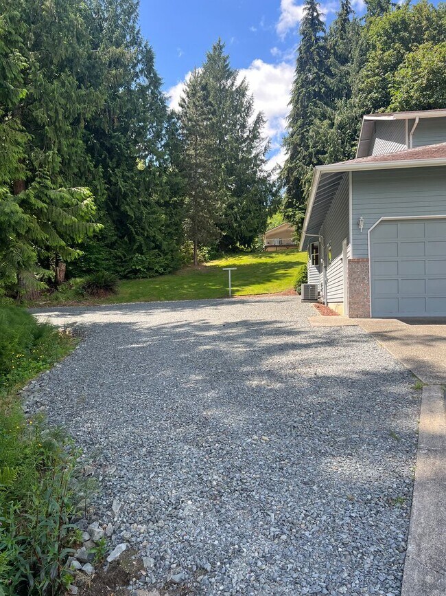 Building Photo - 3 bedroom 2.5 bathroom Home in Lake Steven...
