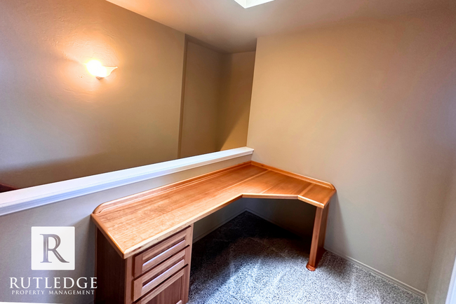 Building Photo - STUNNING 3 Bed/2.5 Bath House in Medford
