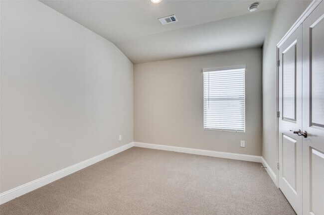 Building Photo - 800 Easthill Dr