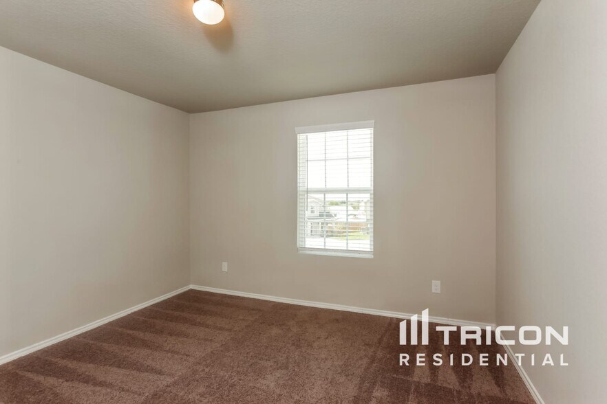 Building Photo - 1932 Bluethroat