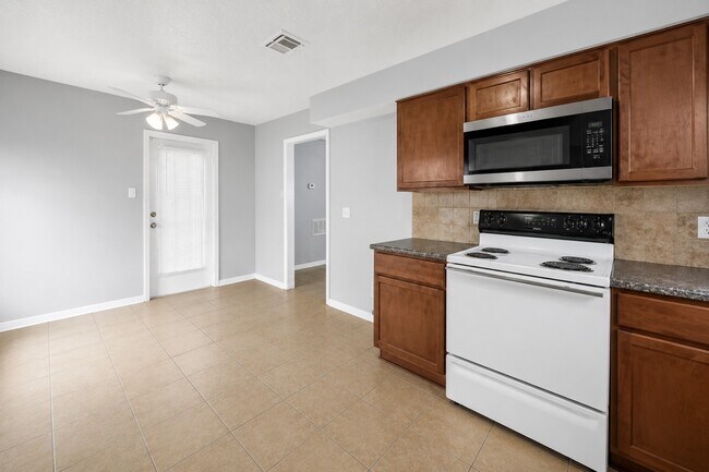 Building Photo - 1707 Stone Lake Dr