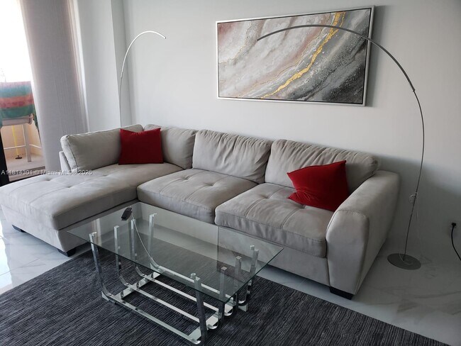 Building Photo - 2555 Collins Ave