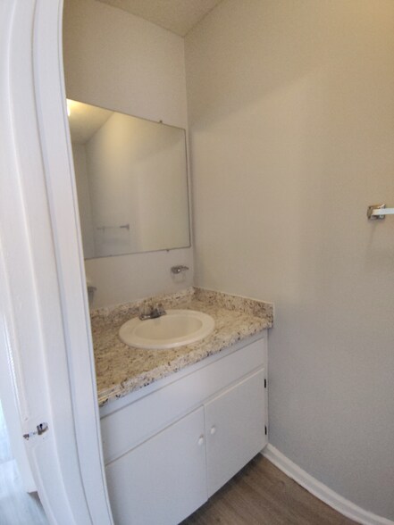 Building Photo - 25 Fonda Dr