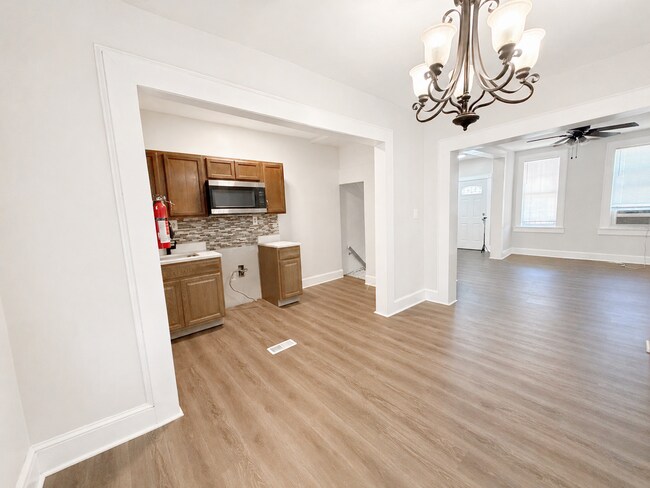 Building Photo - 3 Bedroom Home with Basement, Laundry Area & Bright Living Space