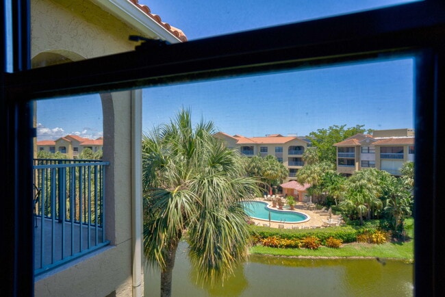 Building Photo - 500 Uno Lago Dr