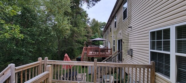 Building Photo - Beautiful 3 bedroom 2.5 bathroom END Unit ...