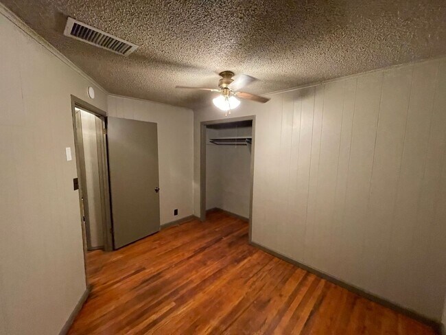 Building Photo - 3 Bedroom 3 Bath Home