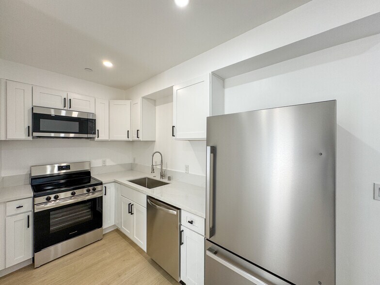 Building Photo - 956 Camulos St