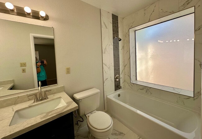 Building Photo - 8878 E Sheena Dr