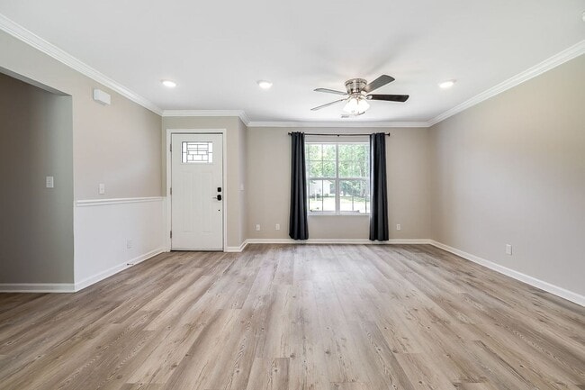 Building Photo - Freshly Painted 4 Bed Home on Huge Lot wit...