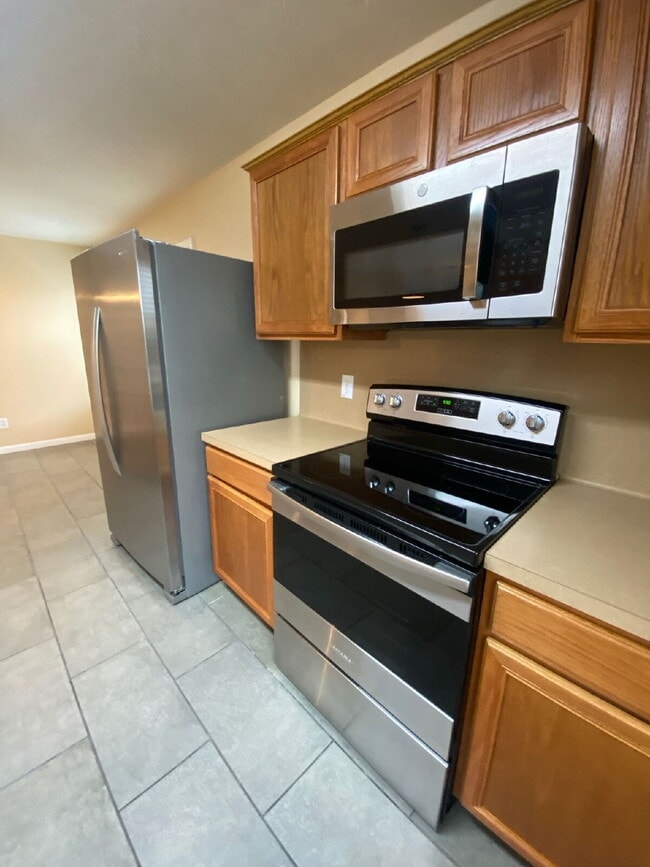 Building Photo - Spacious 4Bed, 2.5 Bath plus Bonus Room, 2-story home in the desirable Remington Grove community!