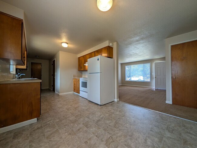 Building Photo - Nice 2 bed/1 bath duplex off River Road