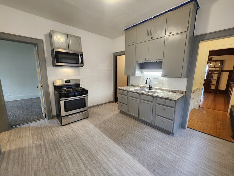 Kitchen empty - 2107 N 51st St