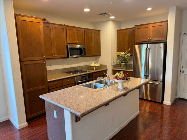 Building Photo - MODERN NEWER 3 BEDROOM 2 STORY FAIRFIELD *...