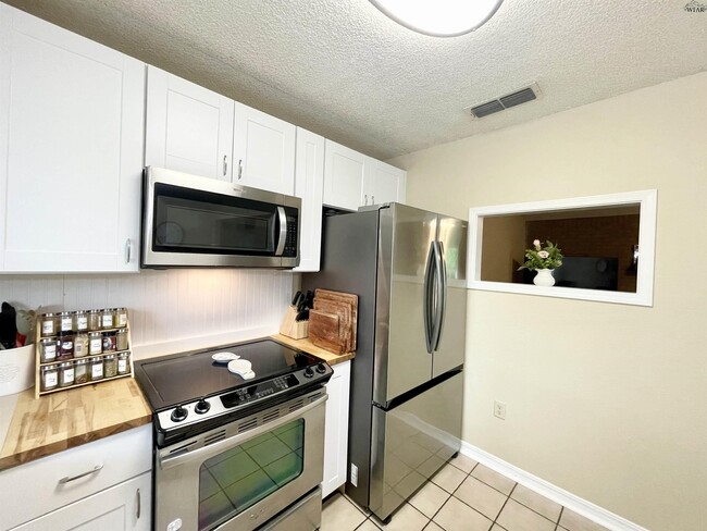 Building Photo - 2114 Selma Dr