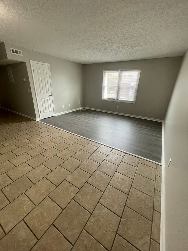 Building Photo - City Walk Apartments!