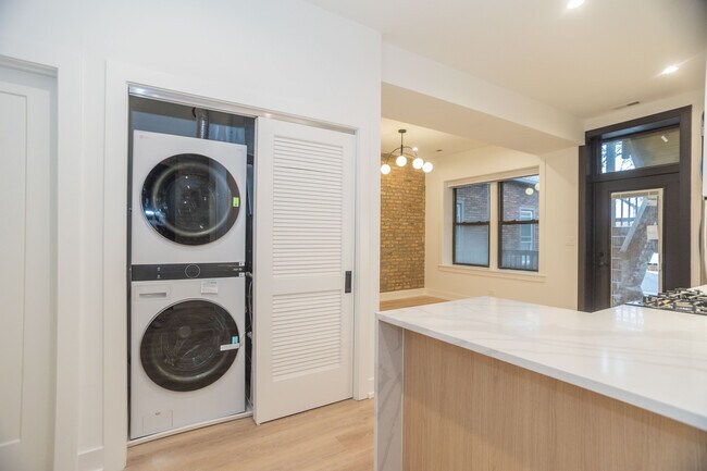 Building Photo - 2254 N Sawyer Ave