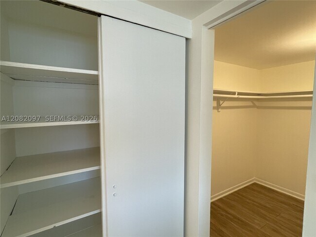 Building Photo - 6904 N Kendall Dr