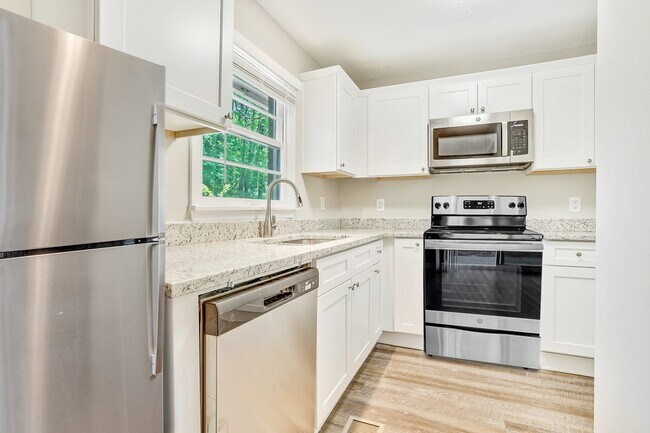 Building Photo - 6195 Cedar Wood Dr