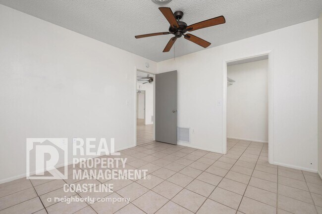 Building Photo - Welcome to Your Venice Oasis!