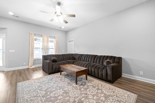 Building Photo - 3 Bedroom 3 Bath Home with Bonus Room For Rent!