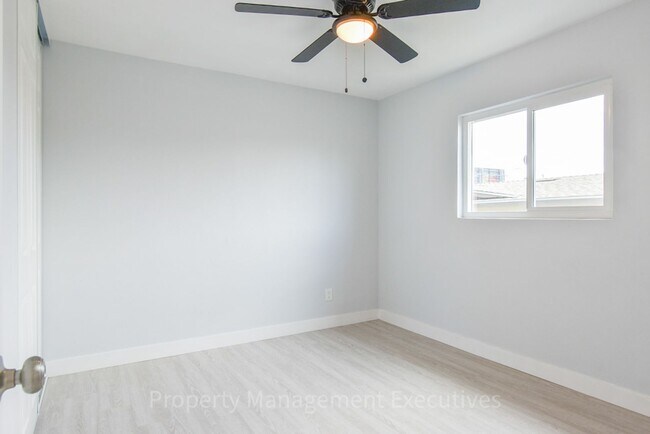 Building Photo - Remodeled 2 Bedroom, 1 Bath Apartment