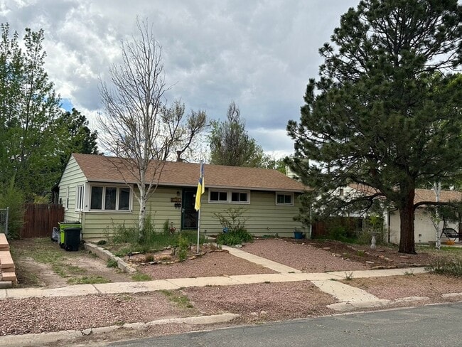 Building Photo - CUTE 3BD RANCHER WITH CHARACTER IN CENTRAL...
