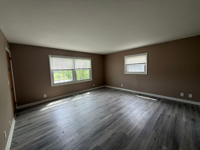 Building Photo - 133 E Ravine Rd