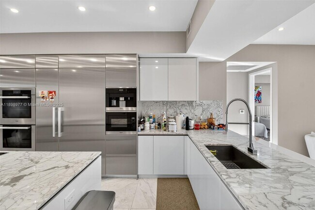 Building Photo - 5000 Island Estates Dr