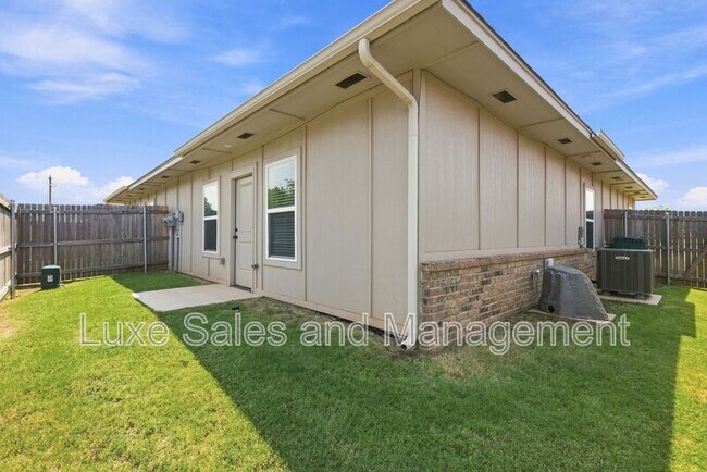 Building Photo - 10912 Oak Hollow Dr
