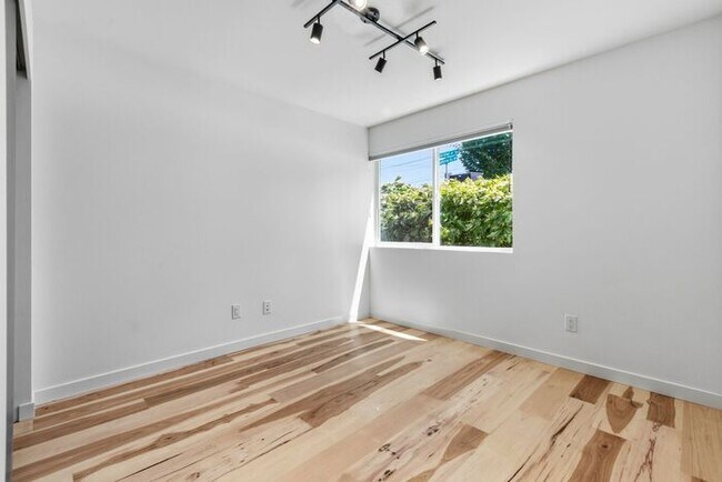 Building Photo - Fresh, Air-Conditioned Standalone Townhome in Coveted Lincoln Park