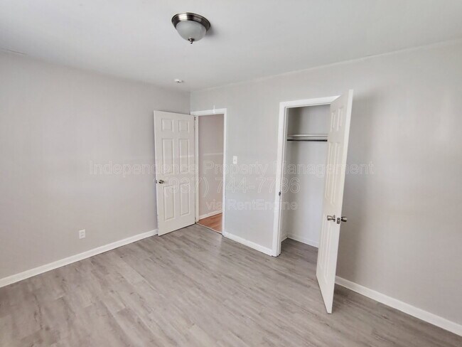 Building Photo - 2210 Woodlawn Ave