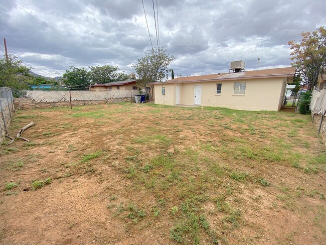 Building Photo - Northeast El Paso 3 bed