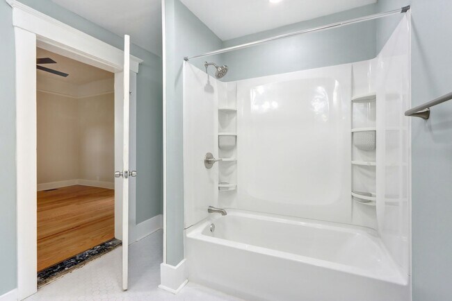 Building Photo - Renovated two bedroom apartment