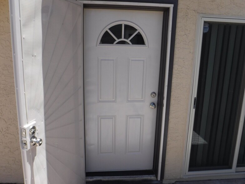 Building Photo - 712 N Santa Barbara #16