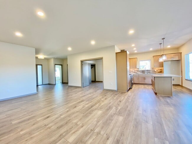 Building Photo - Brand New Luxury Home in Gated Community - Furnished Option Available