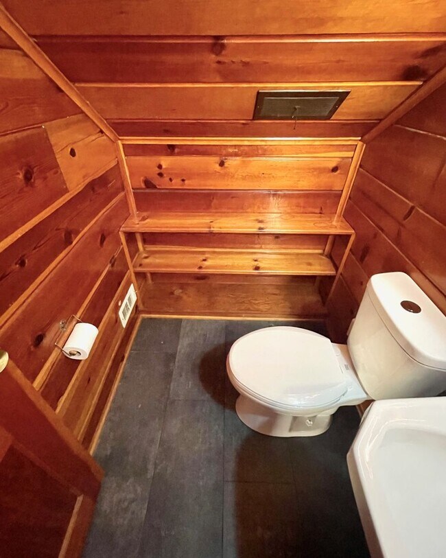 Building Photo - Very Unique 5 Bedroom Home on Large Lot