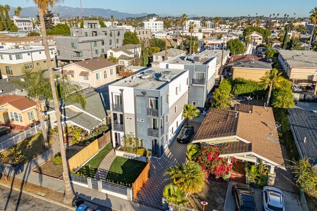Building Photo - 620 N Serrano Ave