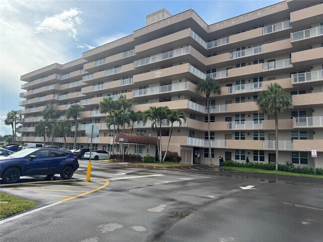 Building Photo - 250 Jacaranda Dr
