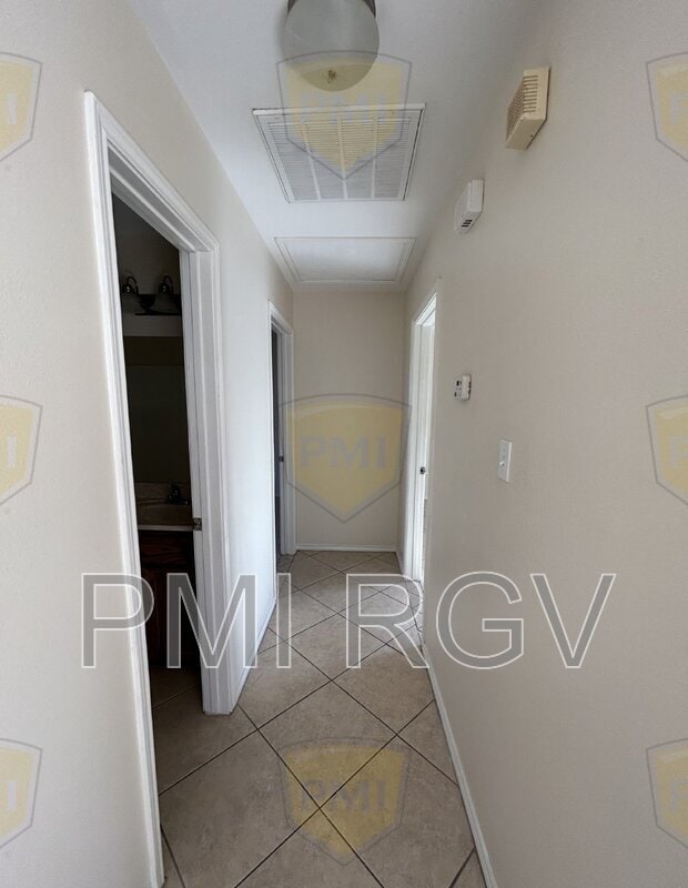 Building Photo - 307 W Albatross Ave