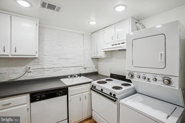Building Photo - 1361 Maryland Ave NE
