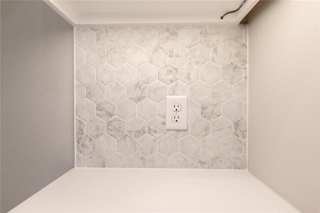 Building Photo - **Gorgeous Newer Build! 4 Bed 3 Bath**