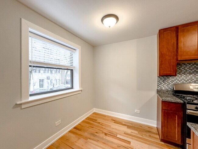 Building Photo - 510 W Briar Pl