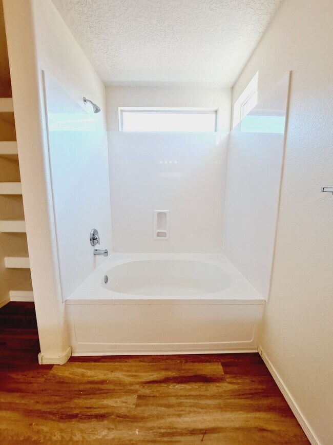 Building Photo - Cute 3 bed 2 bath home