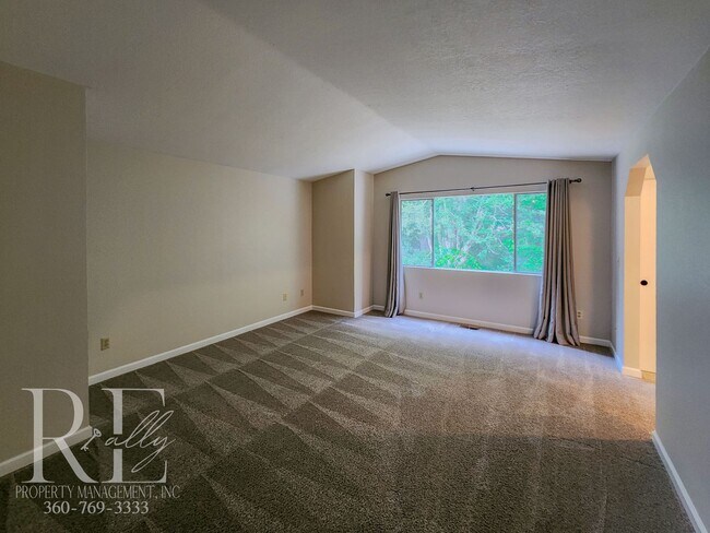 Building Photo - Spacious Tri-Level in East Bremerton | Cor...