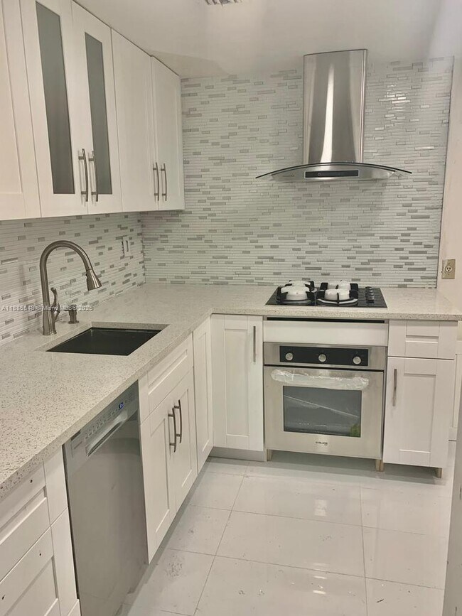 Building Photo - 2539 S Bayshore Dr