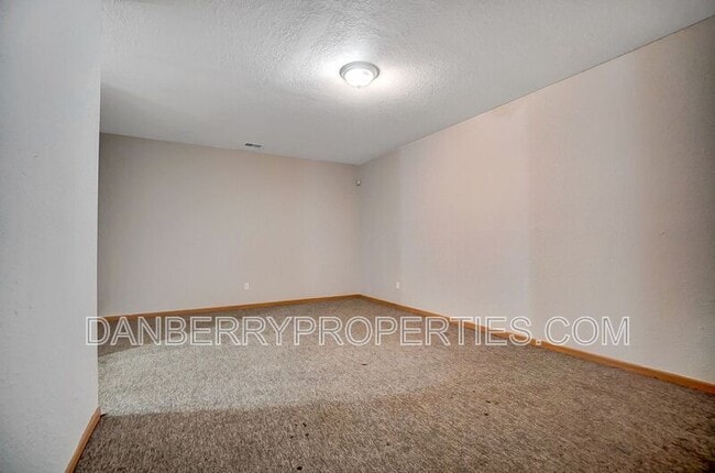 Building Photo - 1117 N Byrne Rd